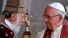 Papa libera colombe di pace vicino confine tra Armenia e Turchia