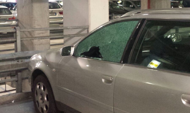 Una delle auto danneggiate