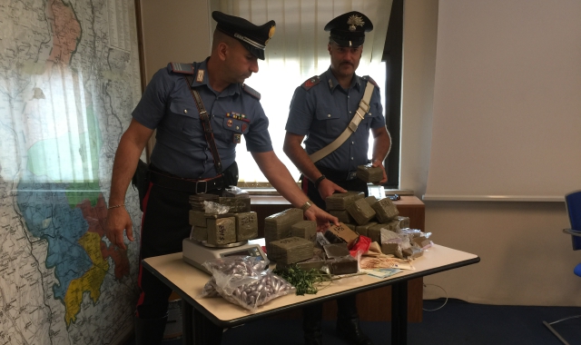 La droga sequestrata dai carabinieri (fotopgr)