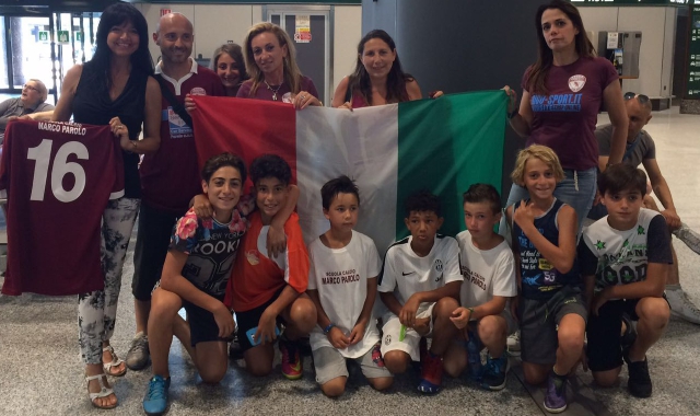 I ragazzi del Torino Club a Malpensa ad accogliere Marco Parolo