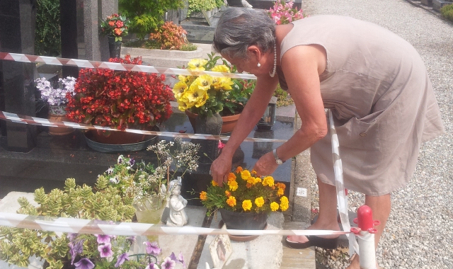 Mamma Paola sulla tomba di Lidia Macchi