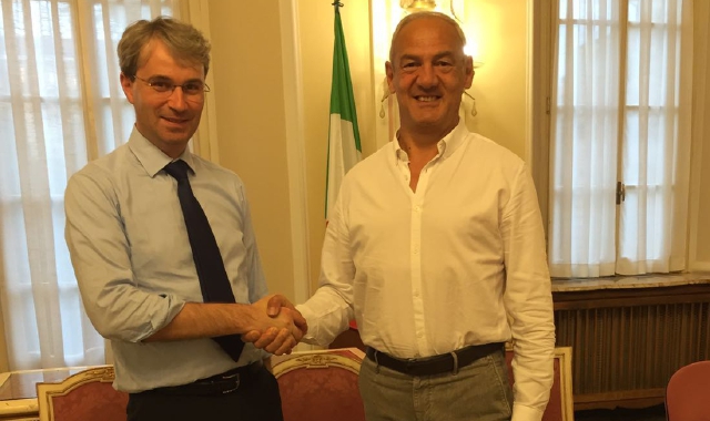 La stretta di mano tra il sindaco Davide Galimberti e il patron Renzo Oldani