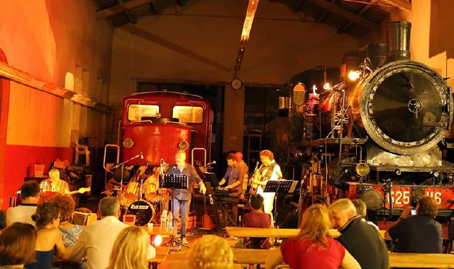Il concerto dei Those nel Deposito Museo ferroviario luinese (foto Mario Sacchelli)