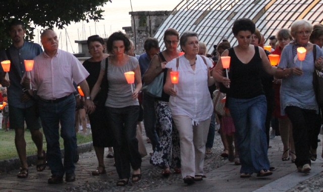 Per le vie di Laveno la fiaccolata in ricordo di Loretta Gisotti organizzata dai Centri antiviolenza Donna SiCura e dalle associazioni femminili (Blitz)