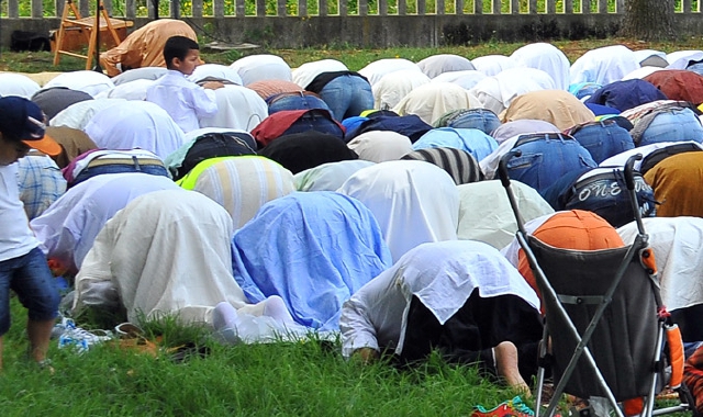 Islamici riuniti in preghiera in occasione del Ramadan