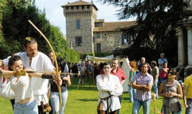 Sabato 23 e domenica 24 a Somma Lombardo va in scena la «Festa medievale», due giorni di eventi unici organizzati nella cornice del castello Visconti di San Vito (foto Blitz)