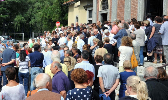 La folla ai funerali di Loretta Gisotti costretta a restare fuori della chiesa (Blitz)