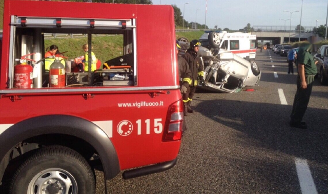 I soccorsi alle due persone rimaste ferite sulla Superstrada di Malpensa