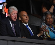 Bill Clinton e mamme di neri uccisi a convention democratica Usa