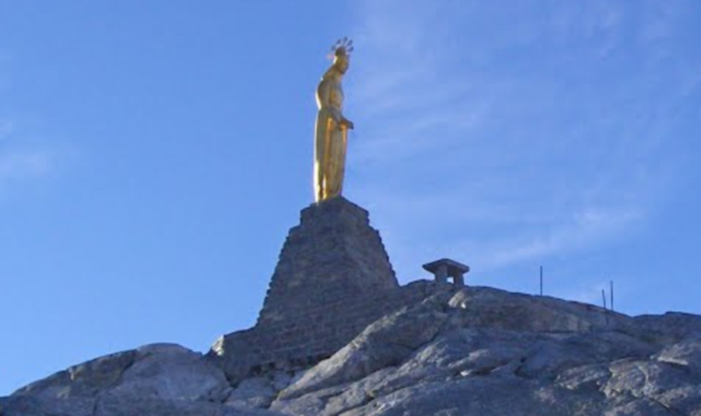 La statua Madonna delle Nevi, di cui ricorrono i 50 anni, fu realizzata dall’artista samaratese Giuseppe Banda. A sinistra, la posa al passo Moro in uno scatto d’epoca
