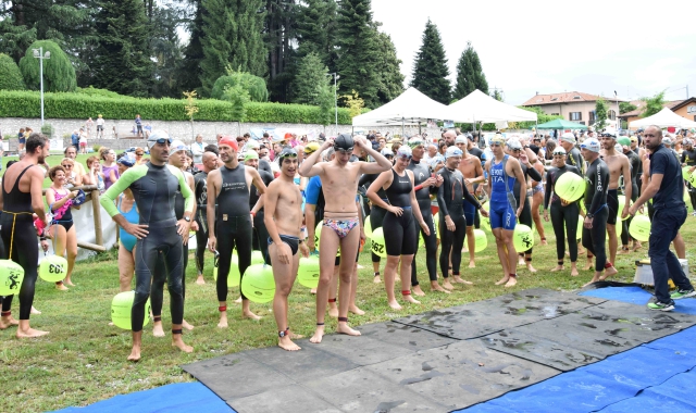Tanti atleti hanno raccolto l’invito dell’associazione “Hic sunt leones” per la tradizionale traversata del lago di Monate