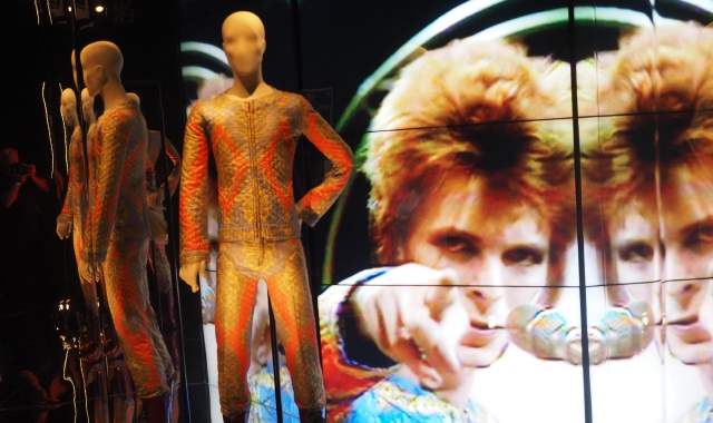 Sono in mostra al Mambo di Bologna oltre trecento oggetti dell’archivio personale di David Bowie, che è stato cantautore, polistrumentista, attore, pittore, produttore discografico e molto altro. Sono vestiti, fotografie, cover di album, disegni, estratti
