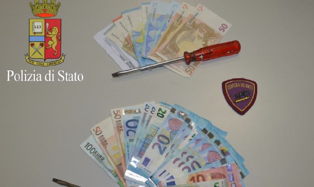Cacciaviti e denaro sequestrati dagli agenti 