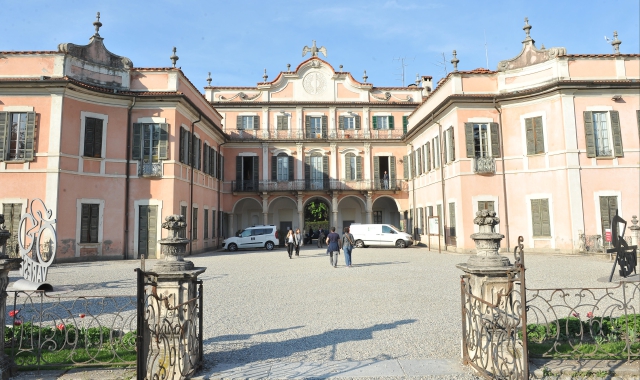 Palazzo Estense “trema”, minoranze all’attacco