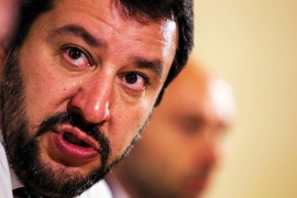 Salvini: reindosserò maglietta Polizia, denunciatemi pure