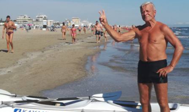 Francesco Gobbi festeggia in riva al mare di Rimini