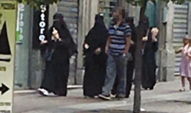 Le donne islamiche col burqa mentre passeggiano in via Morosini. L’immagine è stata scattata dall’ex consigliere comunale di Forza Italia, Piero Galparoli