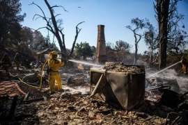 Usa: ancora incendi in California, minacciato l'Hearst Castle