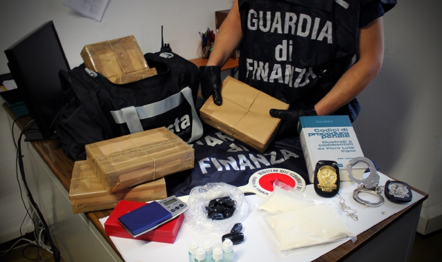 Parte del materiale sequestrato alla banda che spacciava droga e ricettava parti di aerei militari