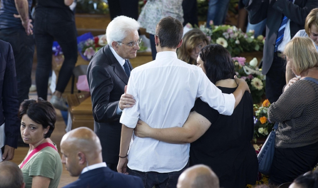 Il presidente della Repubblica, Sergio Mattarella, con alcuni parenti delle vittime del sisma