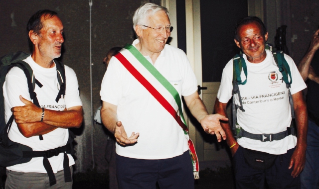 Il sindaco Ielmini ha accolto in stazione il rientro dei due sportivi lavenesi che hanno compiuto a piedi il tragitto della via Francigena che separa Canterbury da Roma  (Blitz)
