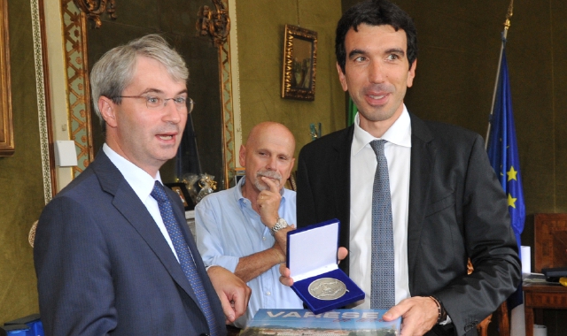 Il ministro  Martina riceve dal sindaco  Galimberti la medaglia per i 200 anni di Varese città dopo la riunione con la Giunta e prima di inaugurare la Fiera (foto Blitz)