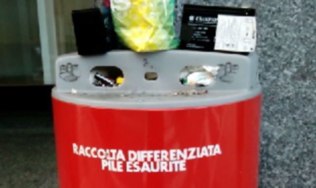 Il contenitore delle pile esauste in piazza Monte Grappa  (Foto Red.)