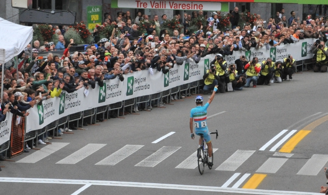 L’arrivo trionfale di Vincenzo Nibali alla Tre Valli 2015 (Foto Archivio)