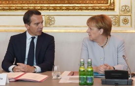 Merkel: accoglieremo centinaia rifugiati al mese da Grecia-Italia