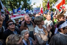Polonia, decine di migliaia in piazza contro il governo populista