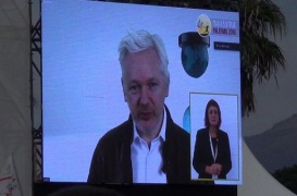 M5s, Grillo attacca stampa. E Assange: è responsabile morti guerre