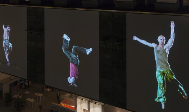 «Slow dancing» è l’installazione di David Michalek sulla facciata del Lac di Lugano
