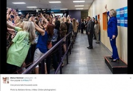 Campagna nell'era del selfie: la folla volta le spalle a Hillary