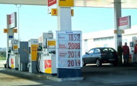 In calo prezzi e consumi benzina, in 8 mesi risparmiati 4,5 mld