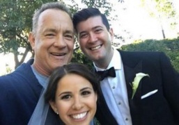 Tom Hanks, regalo a sorpresa a due sposi a Central Park