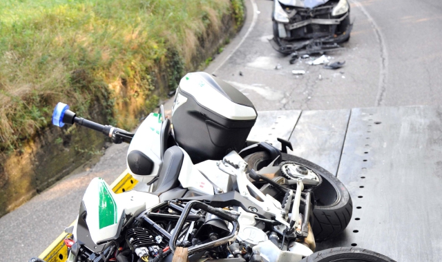 La moto MvAgusta dopo il frontale con l’auto avvenuto martedì pomeriggio in via Valle Luna