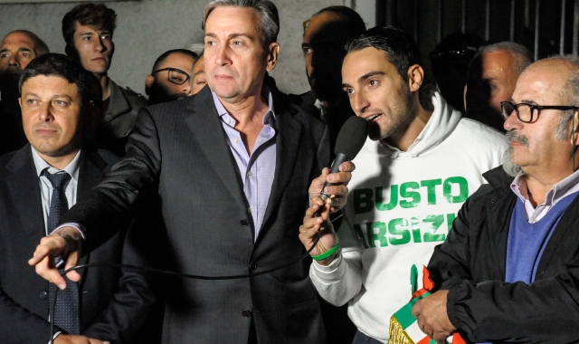 Davide Loreti ieri sera in piazza tra i cittadini e i tre sindaci che per protesta hanno la fascia tricolore in mano e non la indossano