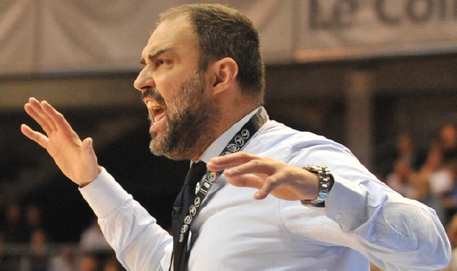 La grinta di Paolo Moretti, 46 anni, alla sua seconda stagione a Varese 