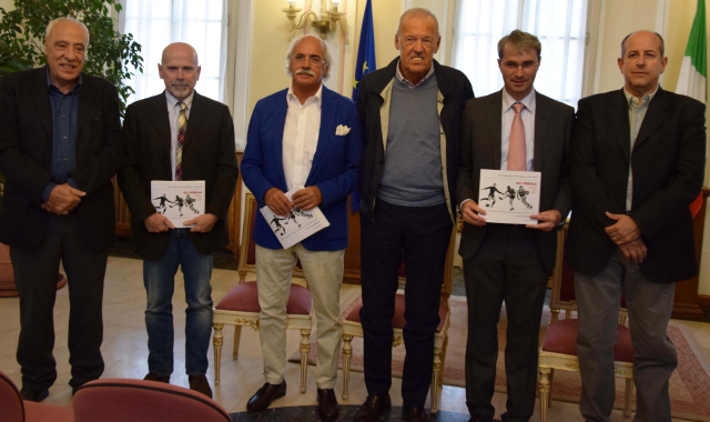 La presentazione del volume in Comune con i protagonisti e il sindaco (Blitz)