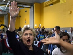 Hillary Clinton agli americani: sono l'ultima cosa tra voi e l'apocalisse