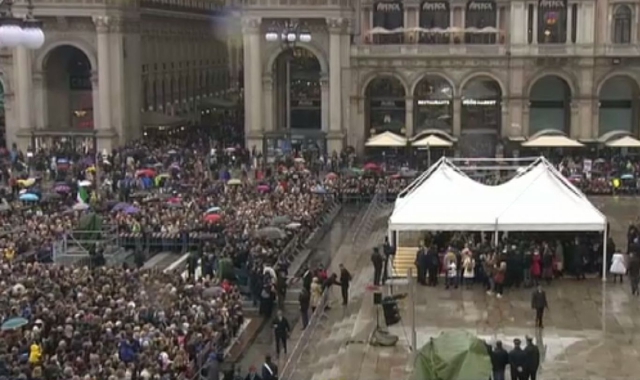 Folla in piazza Duomo in onore di Dario Fo