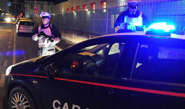 I carabinieri sono al lavoro per identificare l’aggressore  (Foto Pubblifoto)