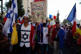 Gerusalemme, migliaia marciano per sostenere Israele contro Unesco