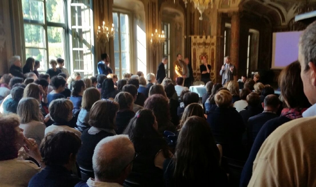 Il sindaco Davide Galimberti illustra le novità ai dipendenti riuniti nel Salone Estense