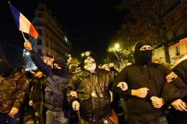 Francia, la protesta dei poliziotti: 