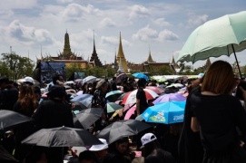 Thailandia, decine di migliaia in lutto a Palazzo reale Bangkok