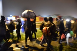 Francia, i primi autobus di migranti hanno lasciato la Giungla
