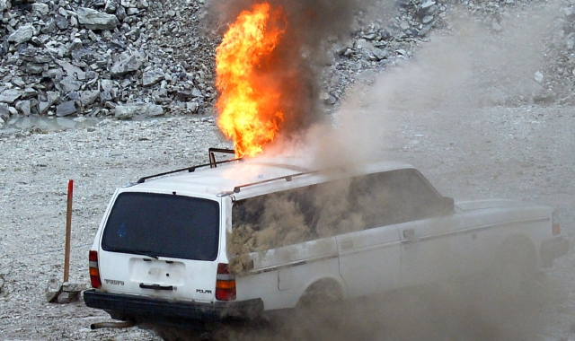 La Volvo s’incendia nella cava Colacem