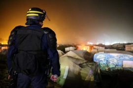 Francia, notte d'incendi a Giungla di Calais, riprende evacuazione