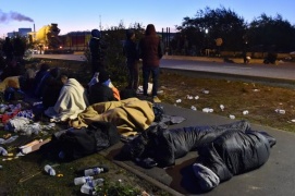 Calais, Save the Children: notte all'aperto per 60 bimbi migranti